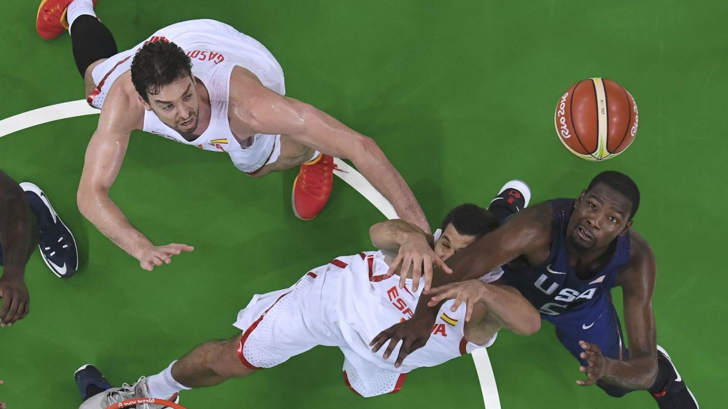Pagol y Reyes pugnando por el balón con Durant en las semifinales de los Juegos de Rio. (REUTERS)