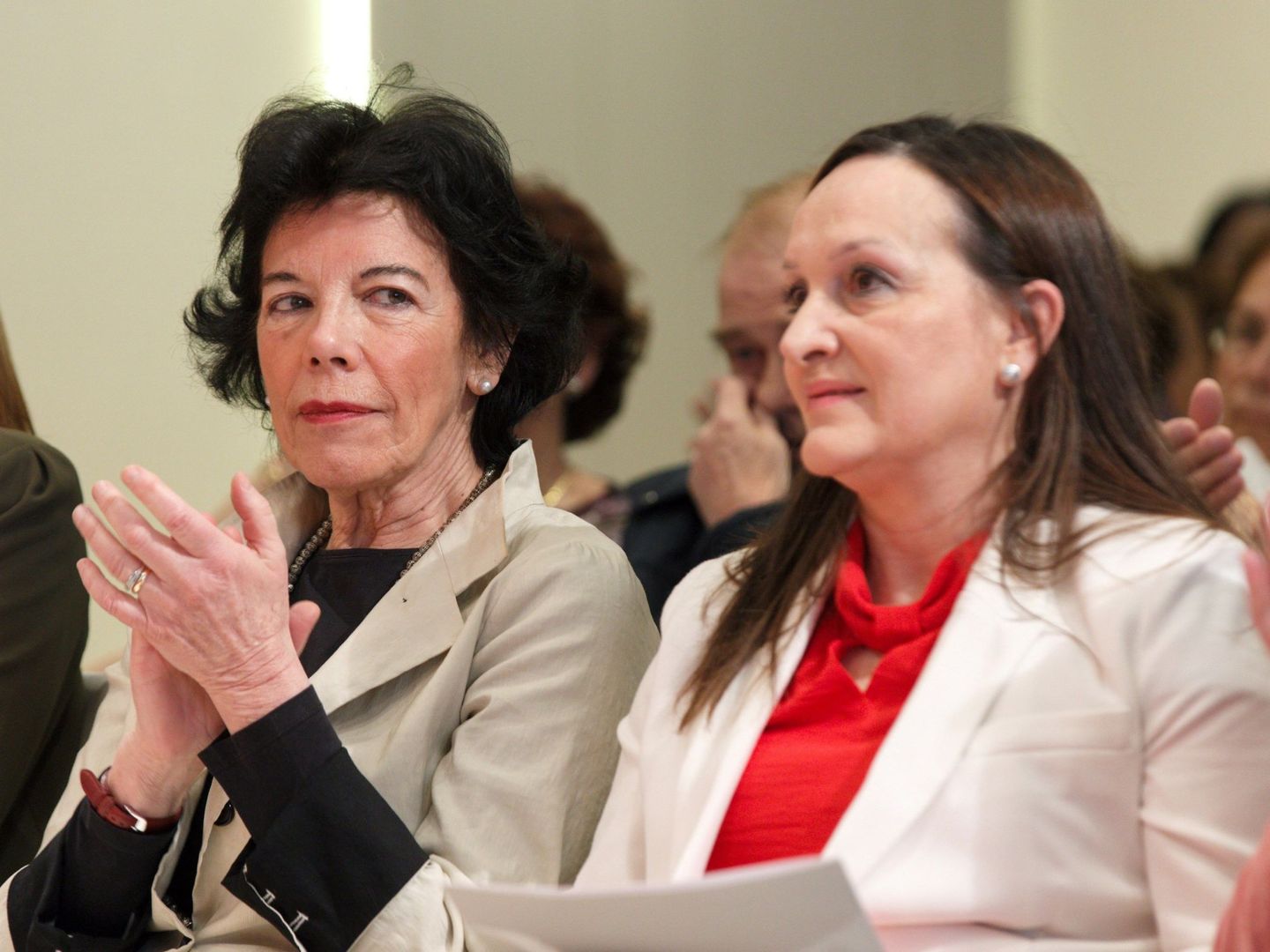 Julia Liberal, junto a la ministra de Educación, Isabel Celaá. (EFE)