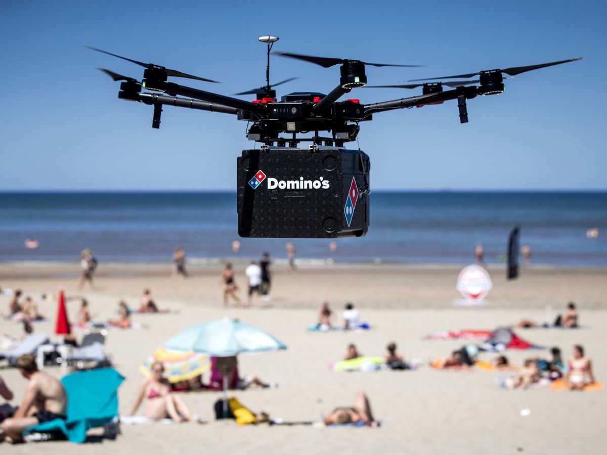 Foto: Un dron lleva unas pizzas en los Países Bajos (EFE)