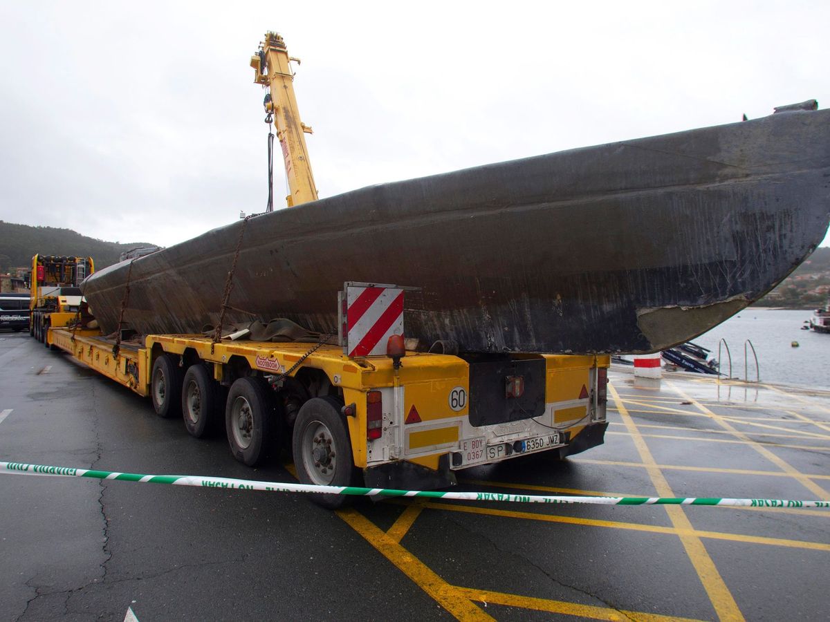 Foto: El 'narcosubmarino' hundido el pasado domingo en la Ría de Aldán (Cangas). (EFE)