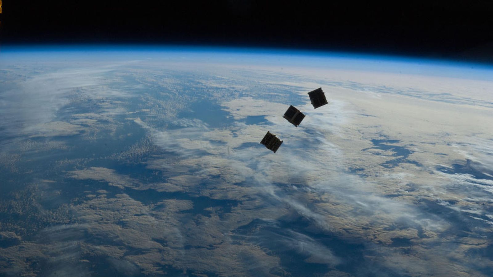Foto: Tres pequeños CubeSats orbitando sobre nuestro planeta