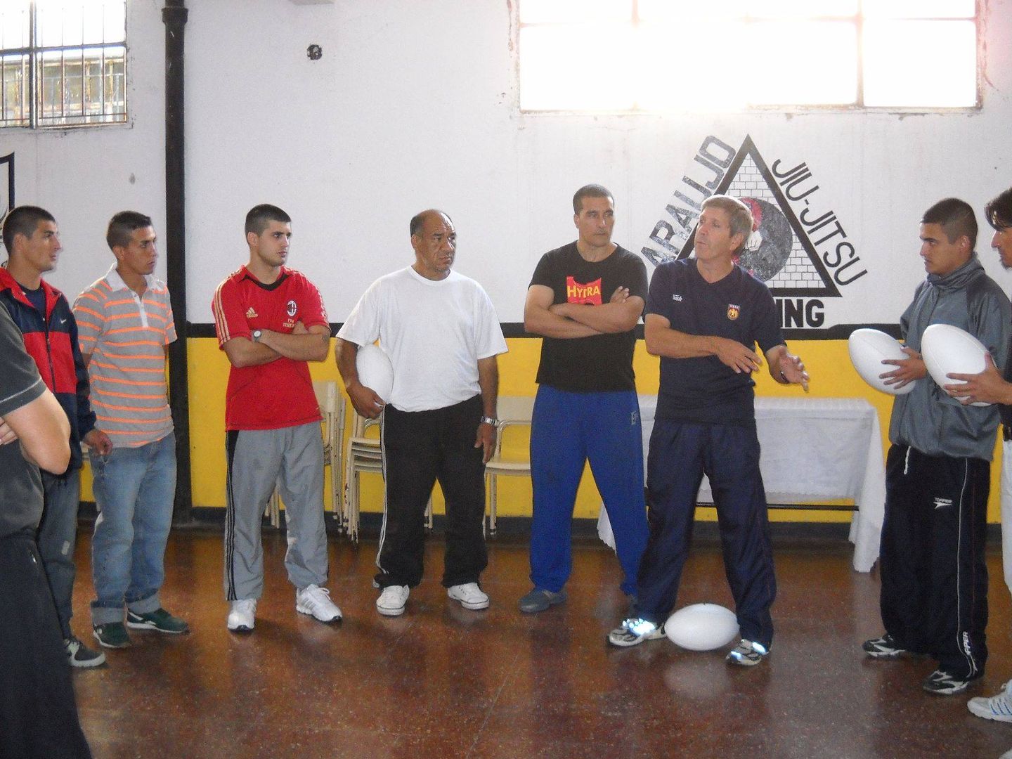 Mario, enseñando a jugar al rugby a reclusos de una cárcel de alta seguridad de Buenos Aires.