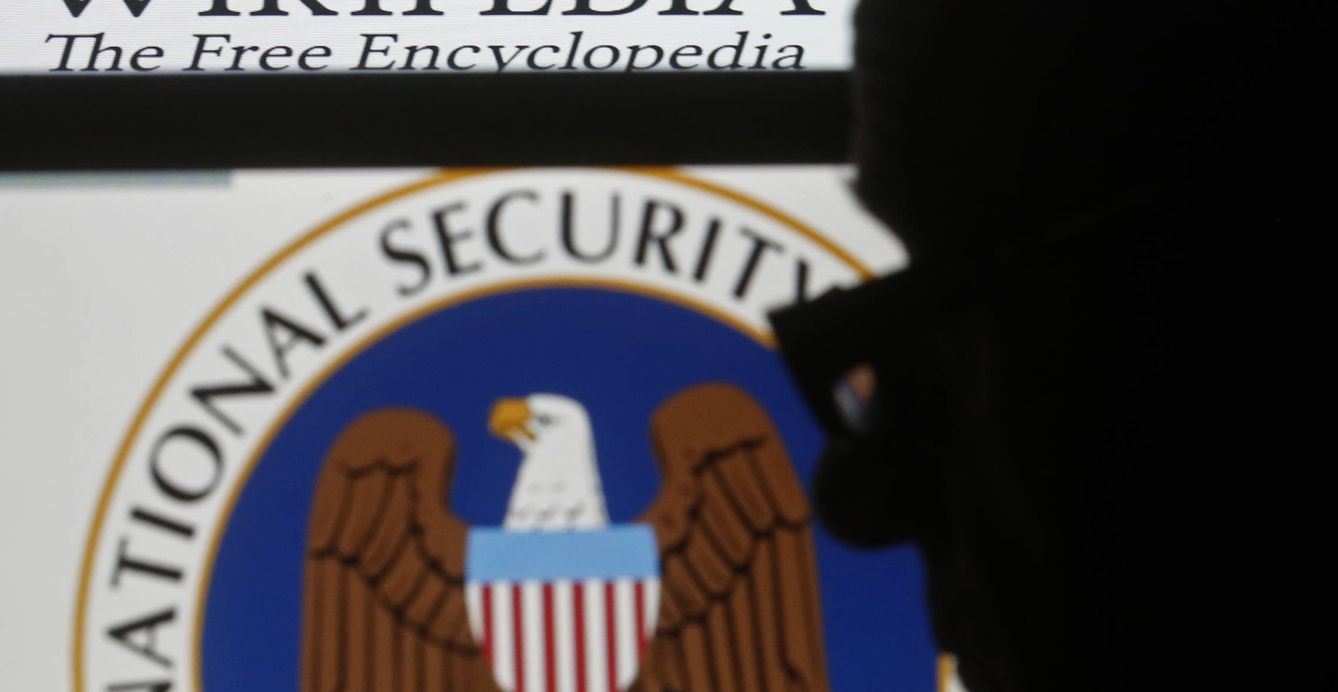 La silueta de un hombre ante el logo de la Agencia Nacional de Seguridad (NSA), en Sarajevo. (Reuters)