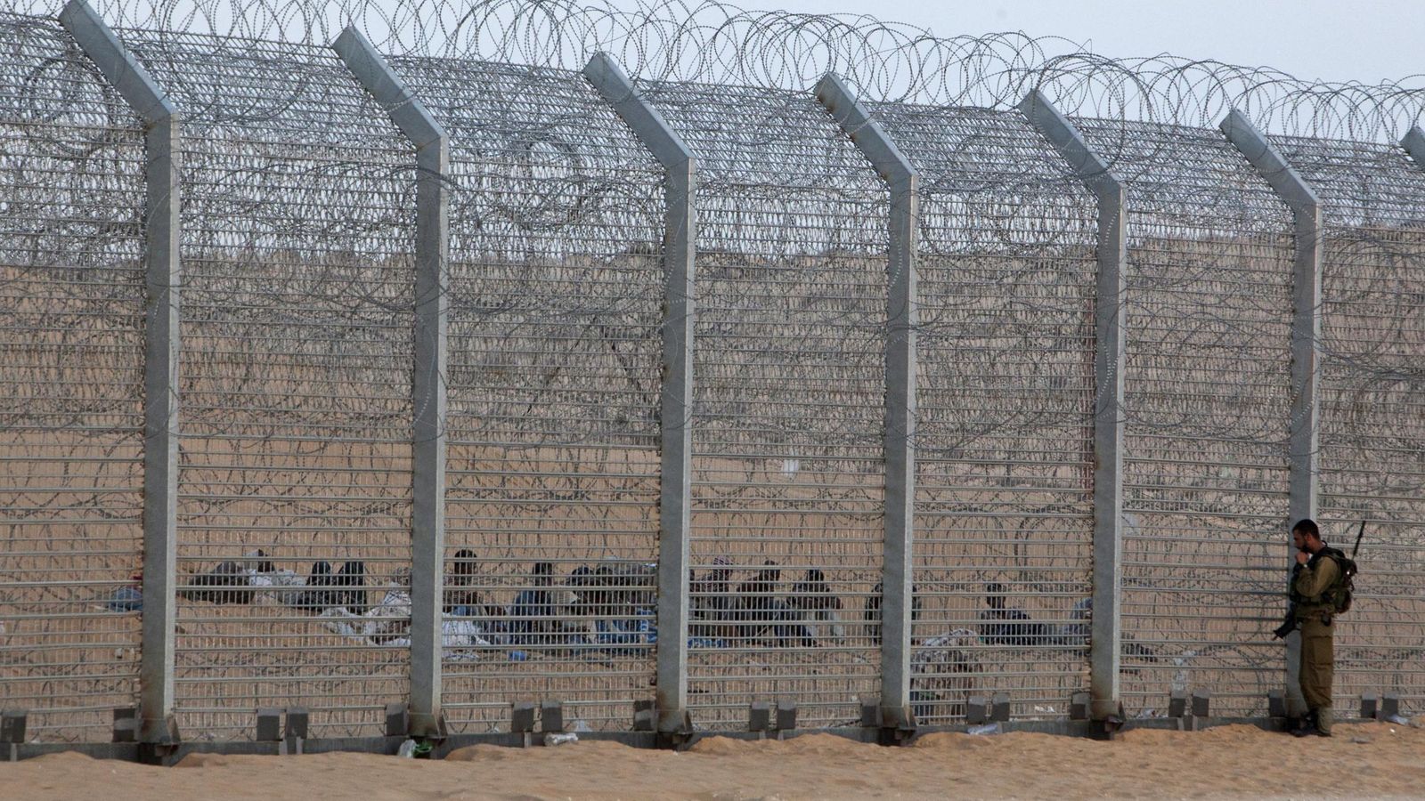 Foto: Frontera entre Israel y Egipto. Inmigrantes que esperan su oportunidad. Las oleadas de inmigrantes está provocando la creación de infinitas vallas fronterizas. (Reuters)