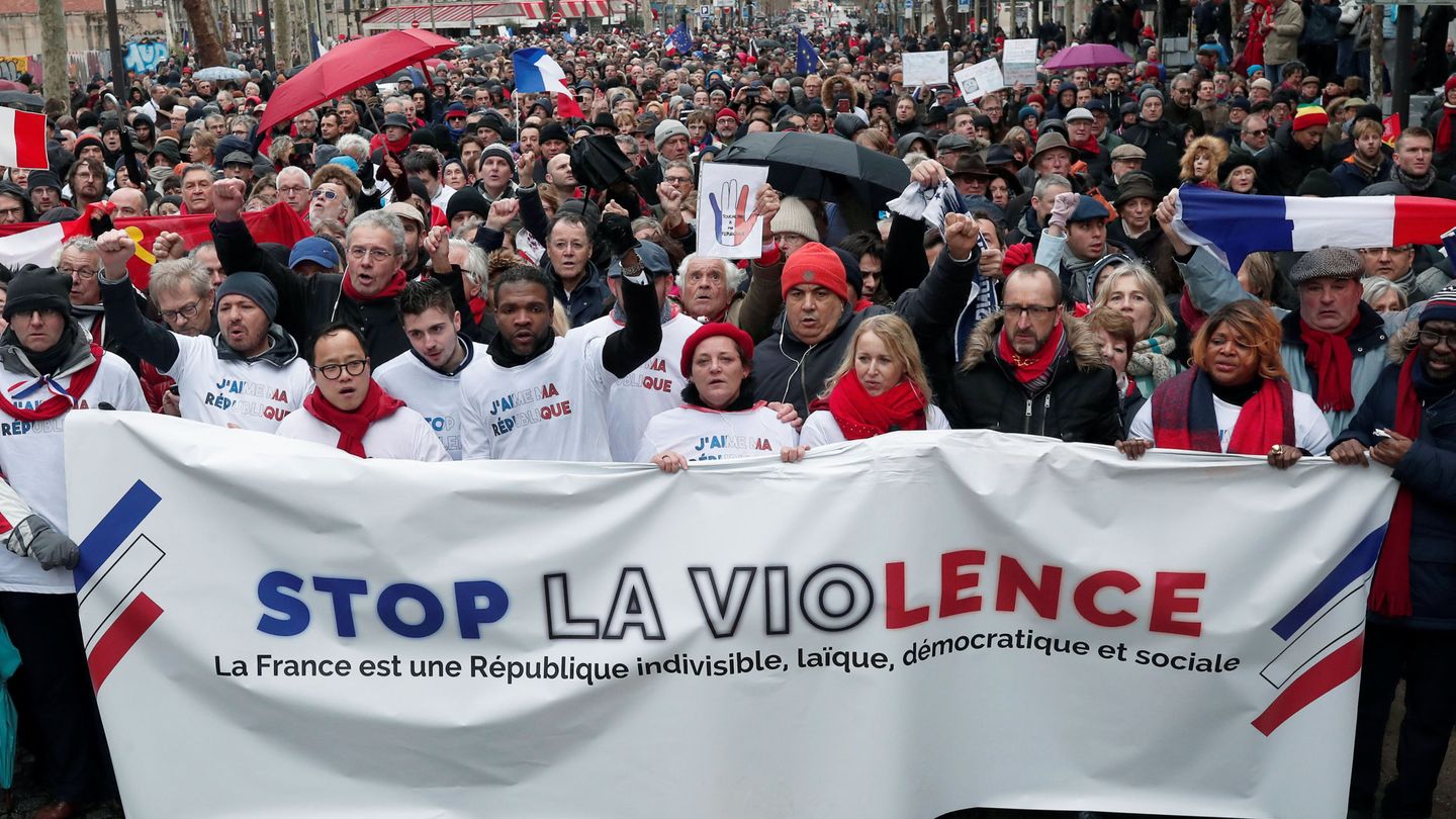 Opositores a los 'chalecos amarillos' se manifiestan en París, Francia. (Reuters)