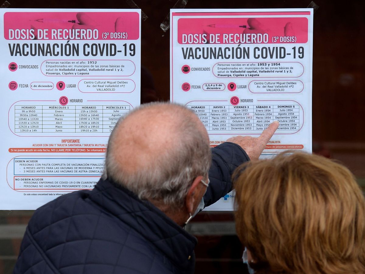 Foto: Campaña de vacunación de la tercera dosis. (EFE/Nacho Gallego)