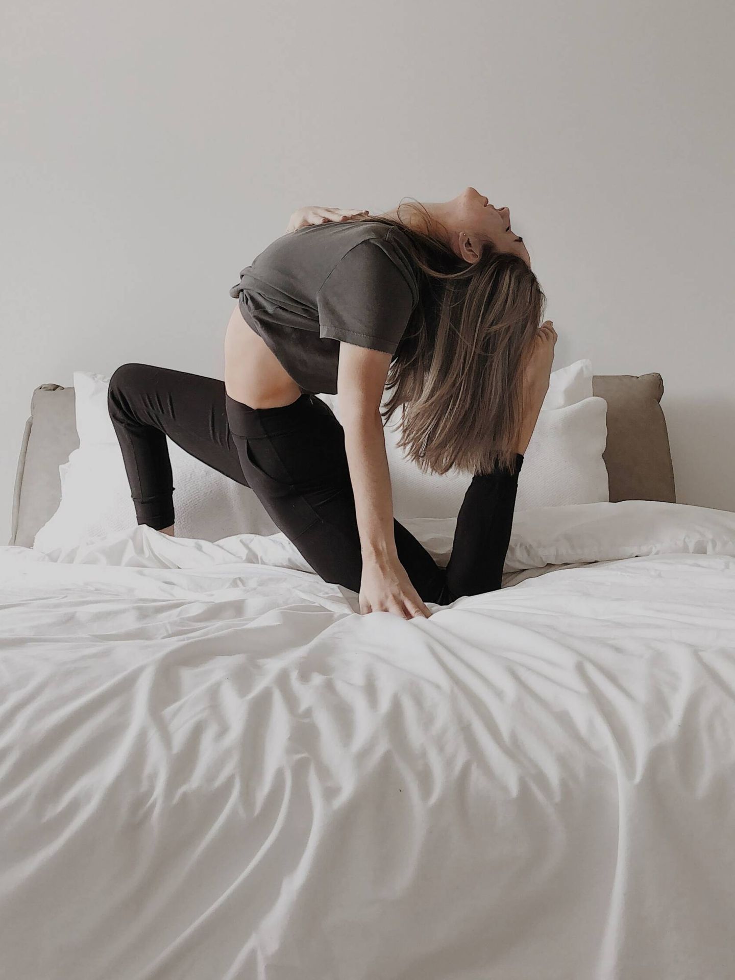 Posturas de yoga que puedes hacer sin salir de la cama. (Mathilde Langevin para Unsplash)