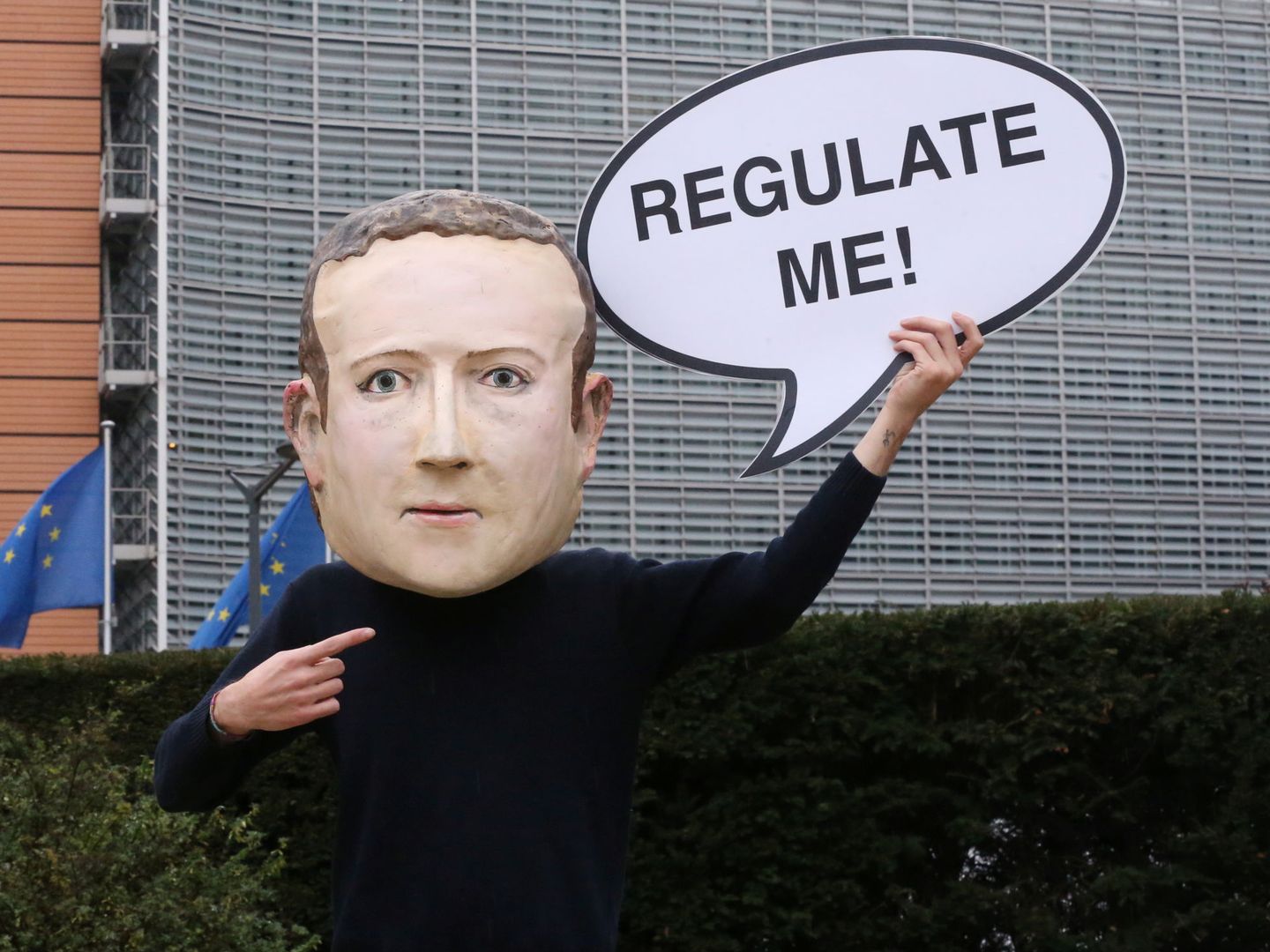 Un manifestante con una careta de Mark Zuckerberg, creador de Facebook. (Reuters)