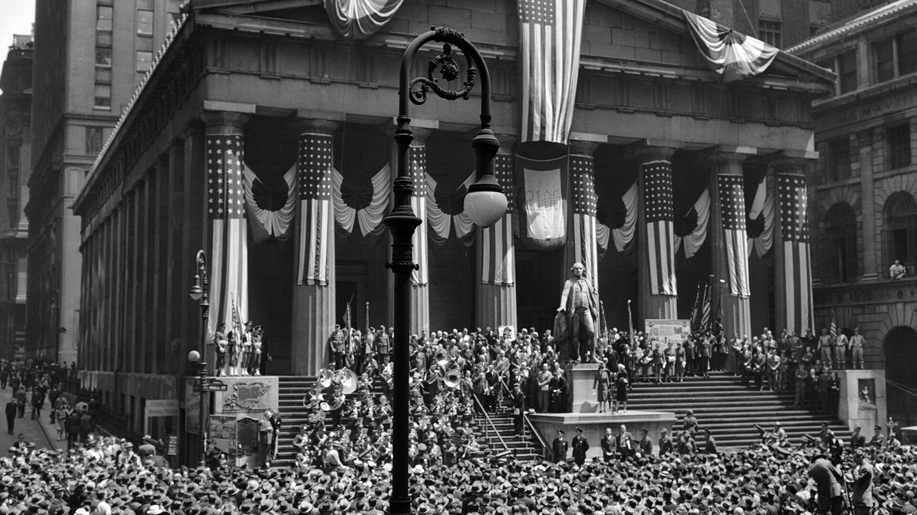 Foto: Concentración frente a la Bolsa de Nueva York, en Wall Street, en 1942. (Getty Images)