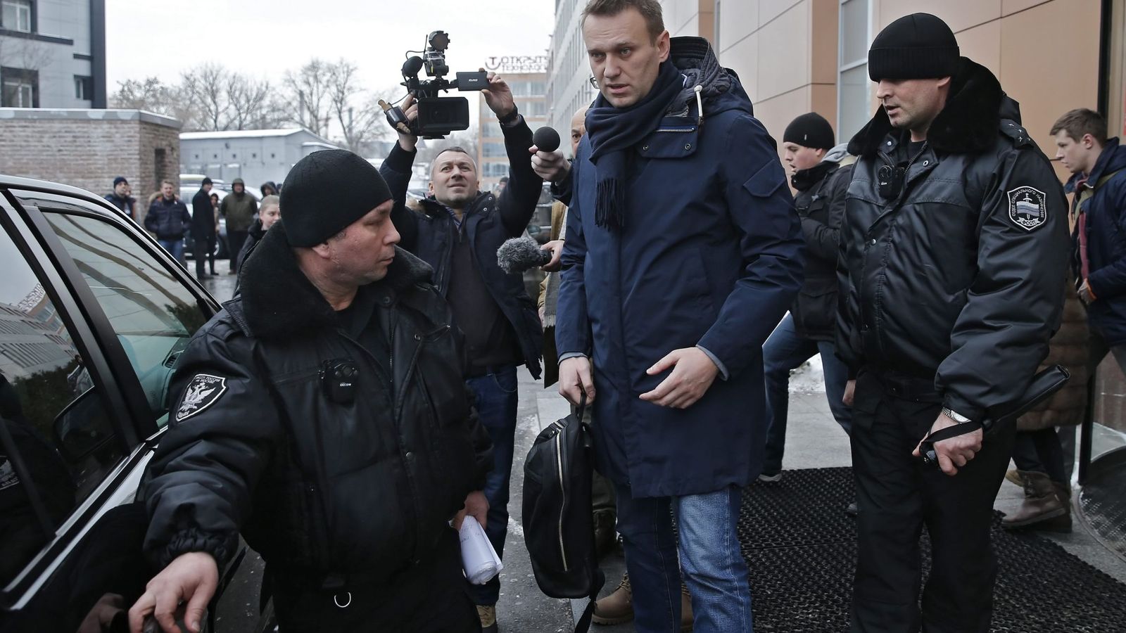 Foto: El líder opositor ruso Alexéi Navalni (c), abandona la Fundación de lucha contra la corrupción FBK en Moscú (Efe).
