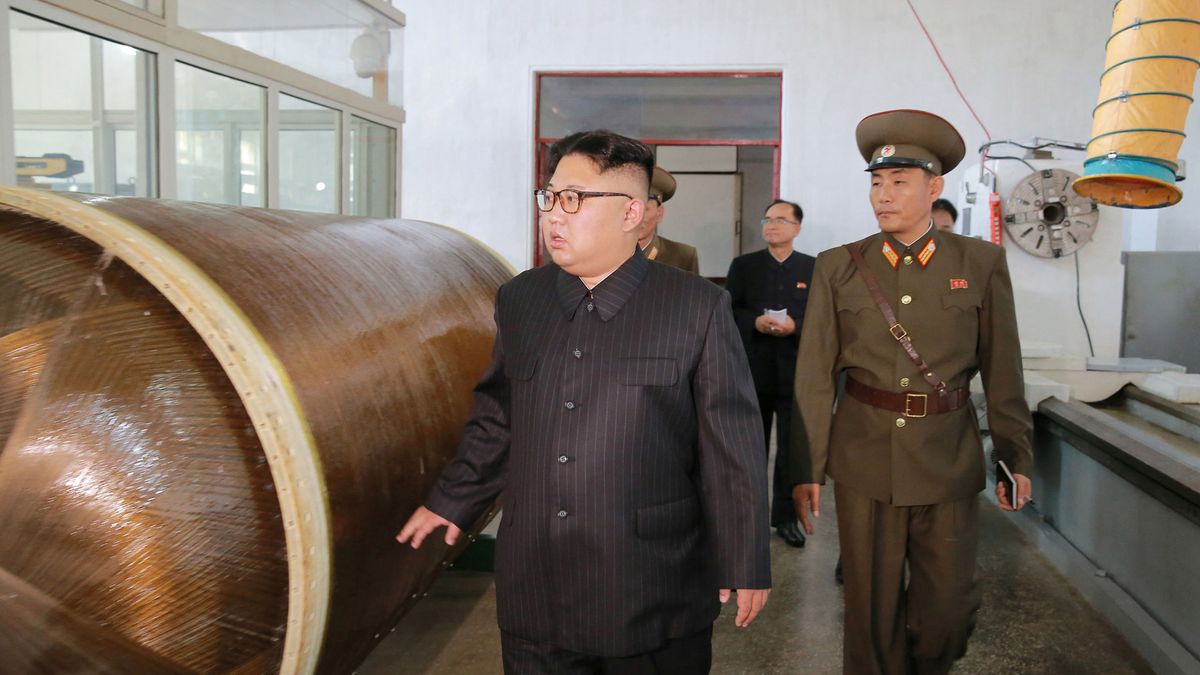 Corea del Norte difunde imágenes de su misil más potente y Japón anuncia sanciones