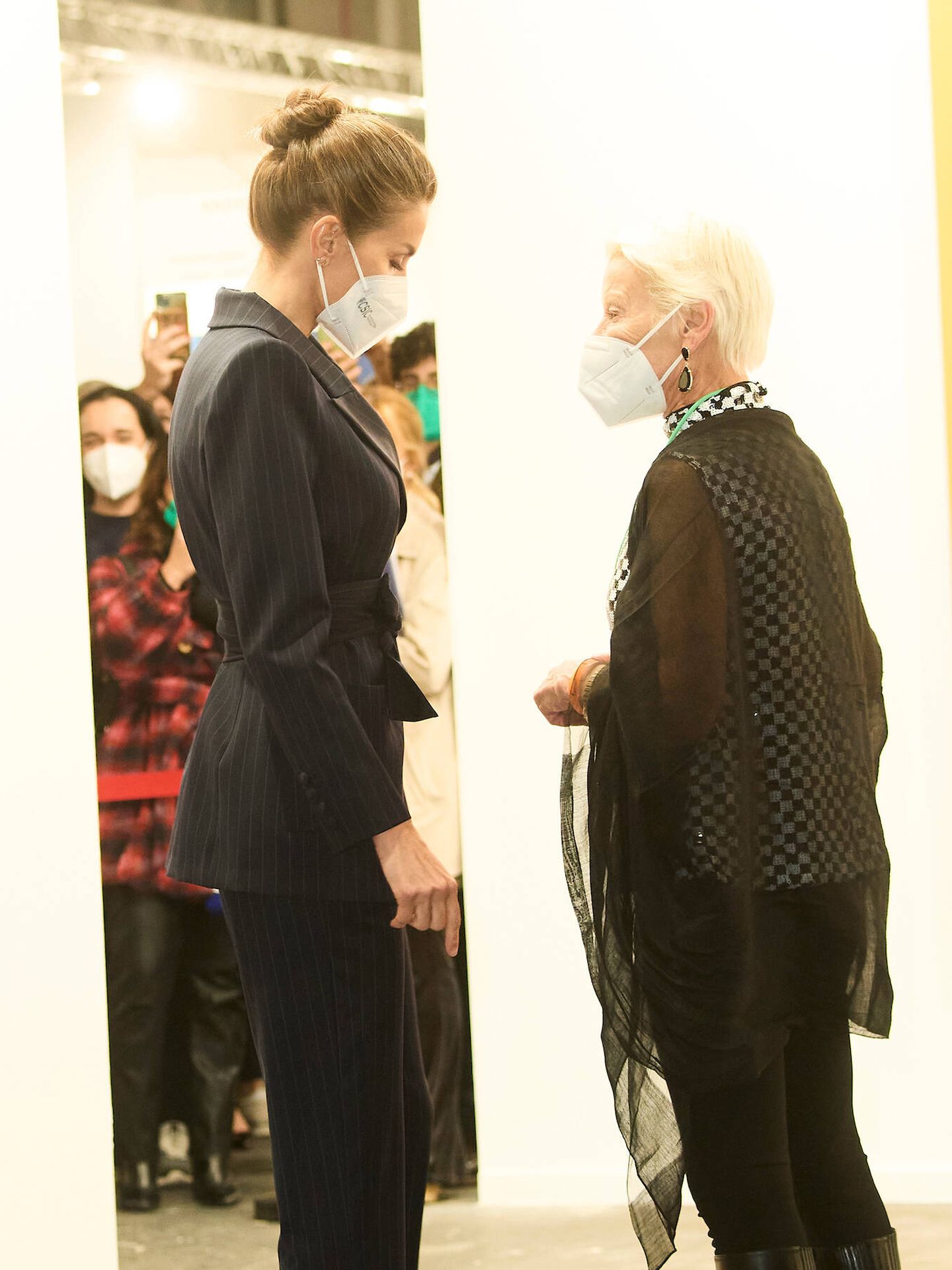 La reina Letizia, con la galerista Cristina Guerra en ARCO. (Limited Pictures)