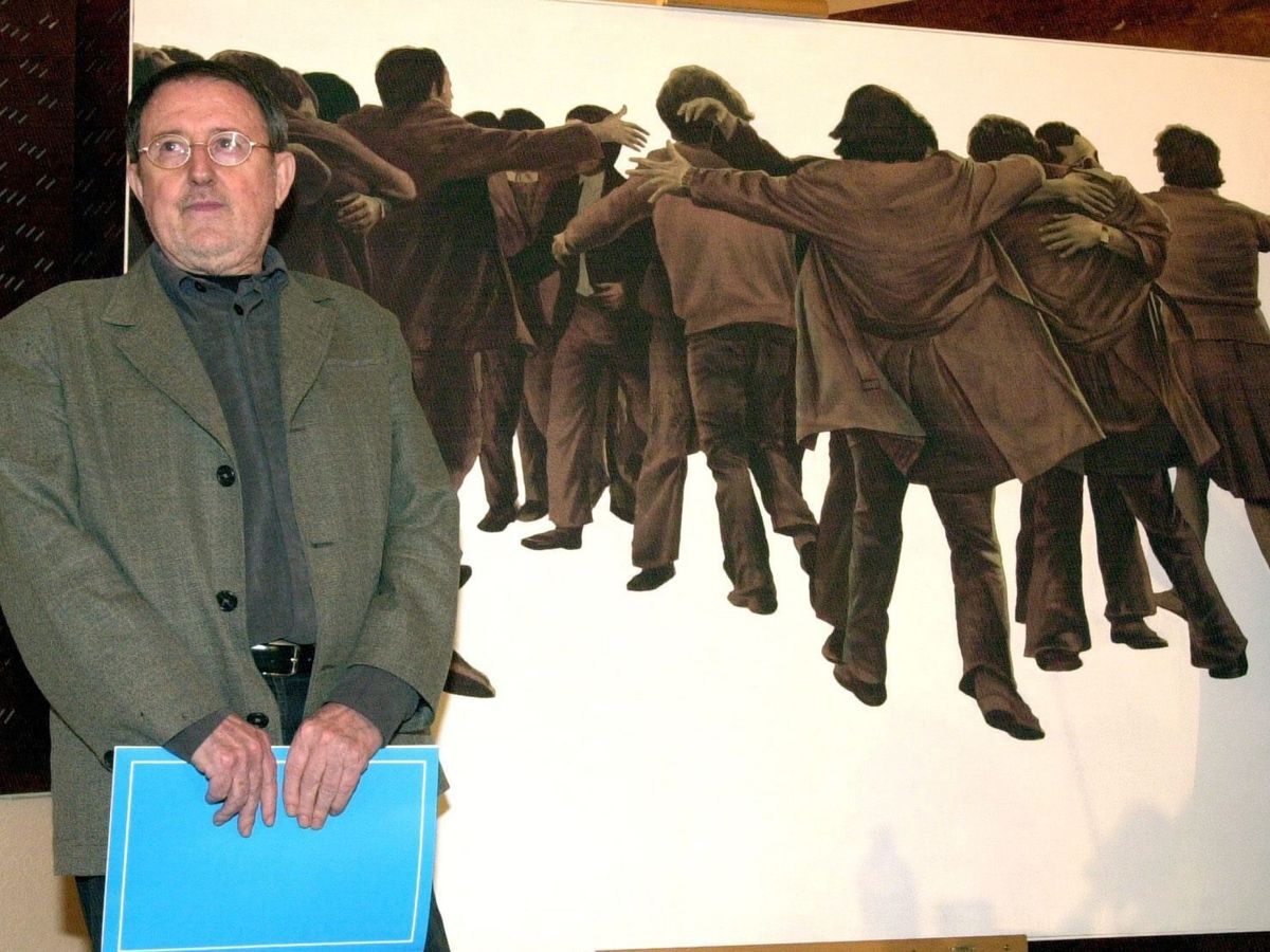 Foto: Fotografía de archivo del 21 05 2001 del artista valenciano Juan Genovés posando en el Museo Reina Sofía junto a su obra emblemática "El Abrazo". (EFE)
