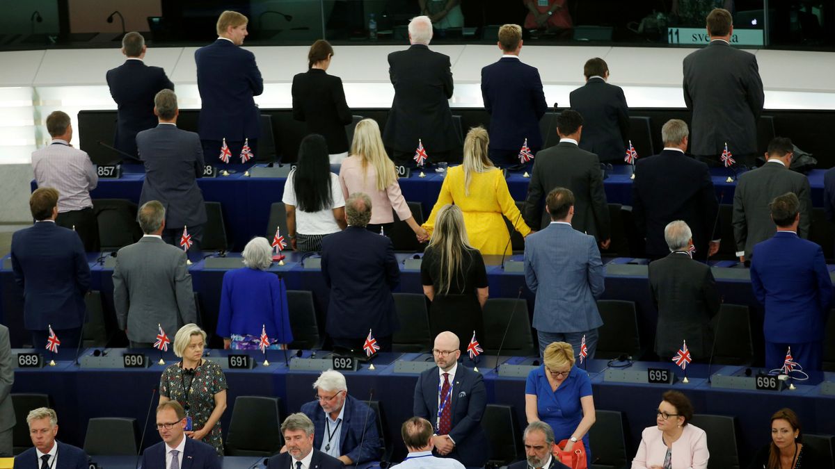 Los diputados del Brexit le dan la espalda al himno de la Unión Europea