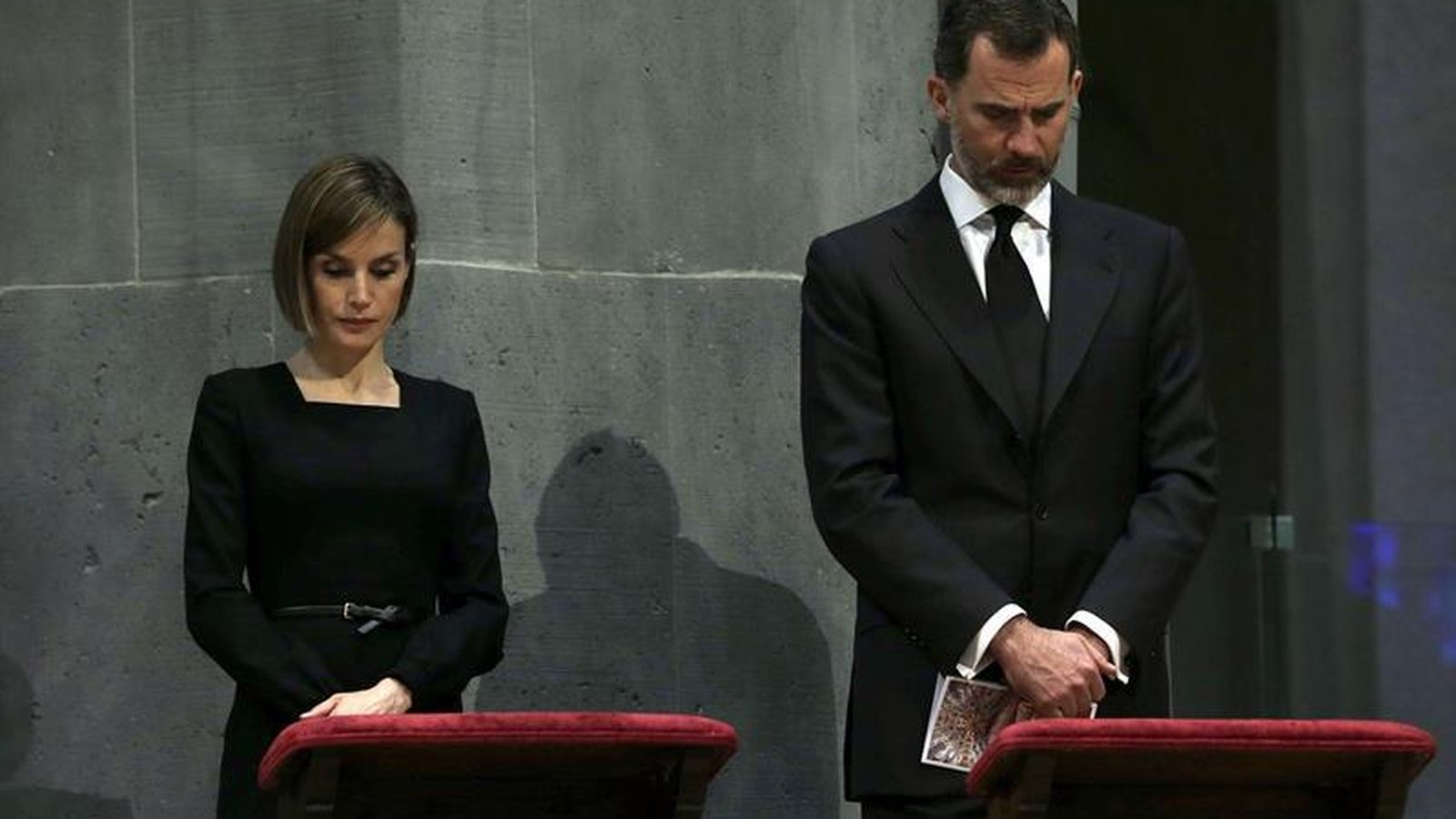 Foto: Los Reyes, en el funeral por las víctimas del avión de Germanwings (EFE)