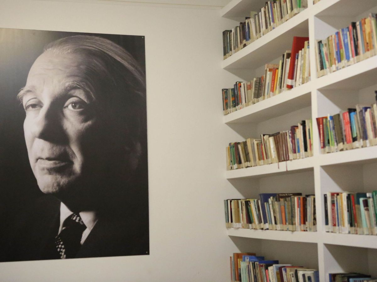 Foto: Un retrato del escritor Jorge Luis Borges en la Biblioteca Nacional de Buenos Aires. (EFE/Tono Gil)