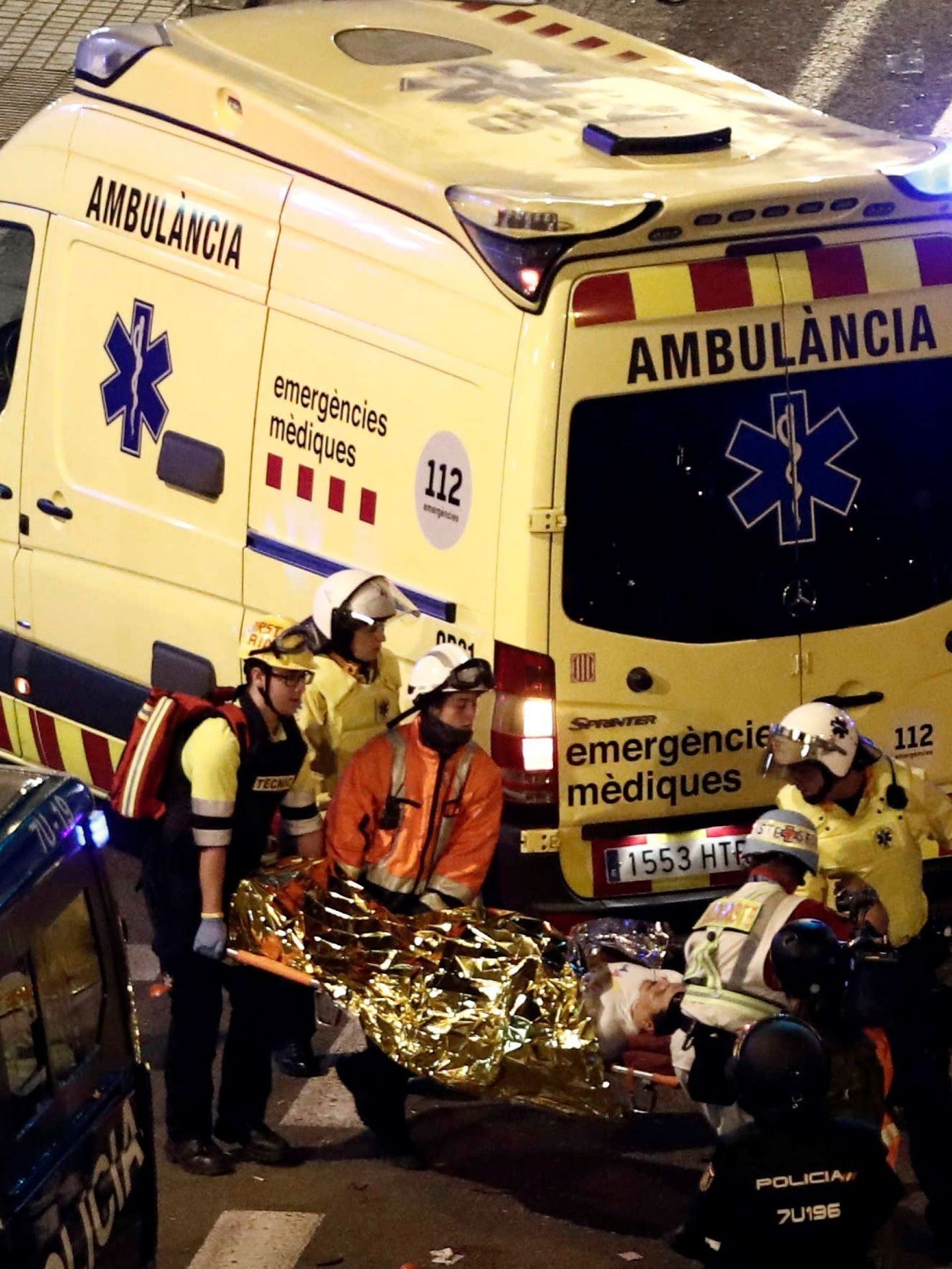 Varios sanitarios transportan a un herido en los enfentamientos de Vía Laietana. (EFE)