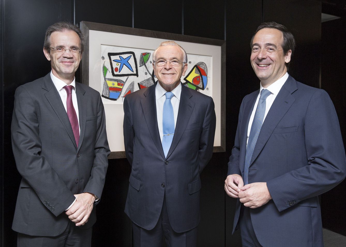 El nuevo presidente de CaixaBank, Jordi Gual (i), su antecesor, Isidre Fainé (c), y el consejero delegado, Gonzalo Gortázar (d). (EFE)