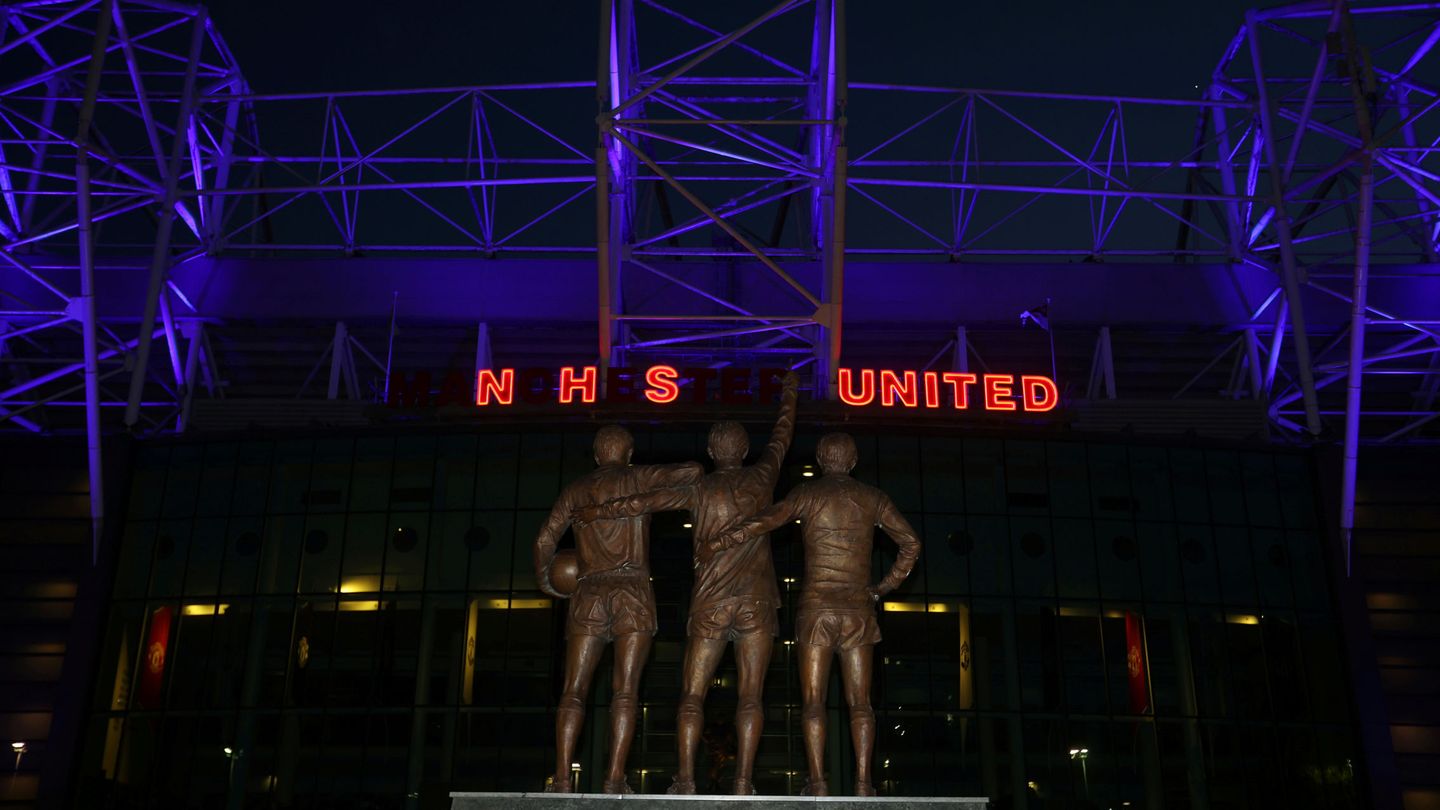 Las letras del NHS, iluminadas en Old Trafford, el estadio de fútbol del Manchester United. (EFE)