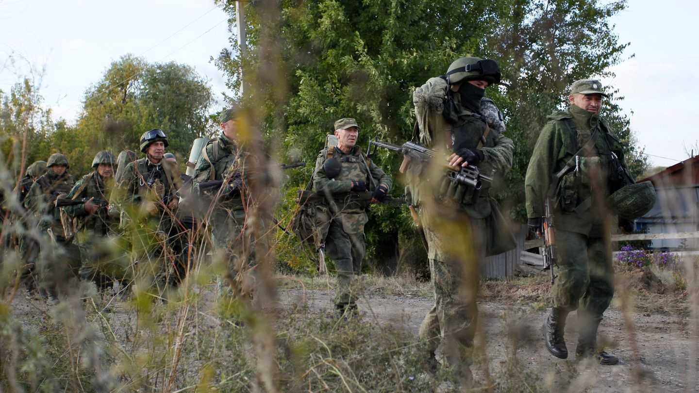 Combatientes de la República Popular de Donetsk cerca del frente, en Petrivske, Ucrania. (Reuters)