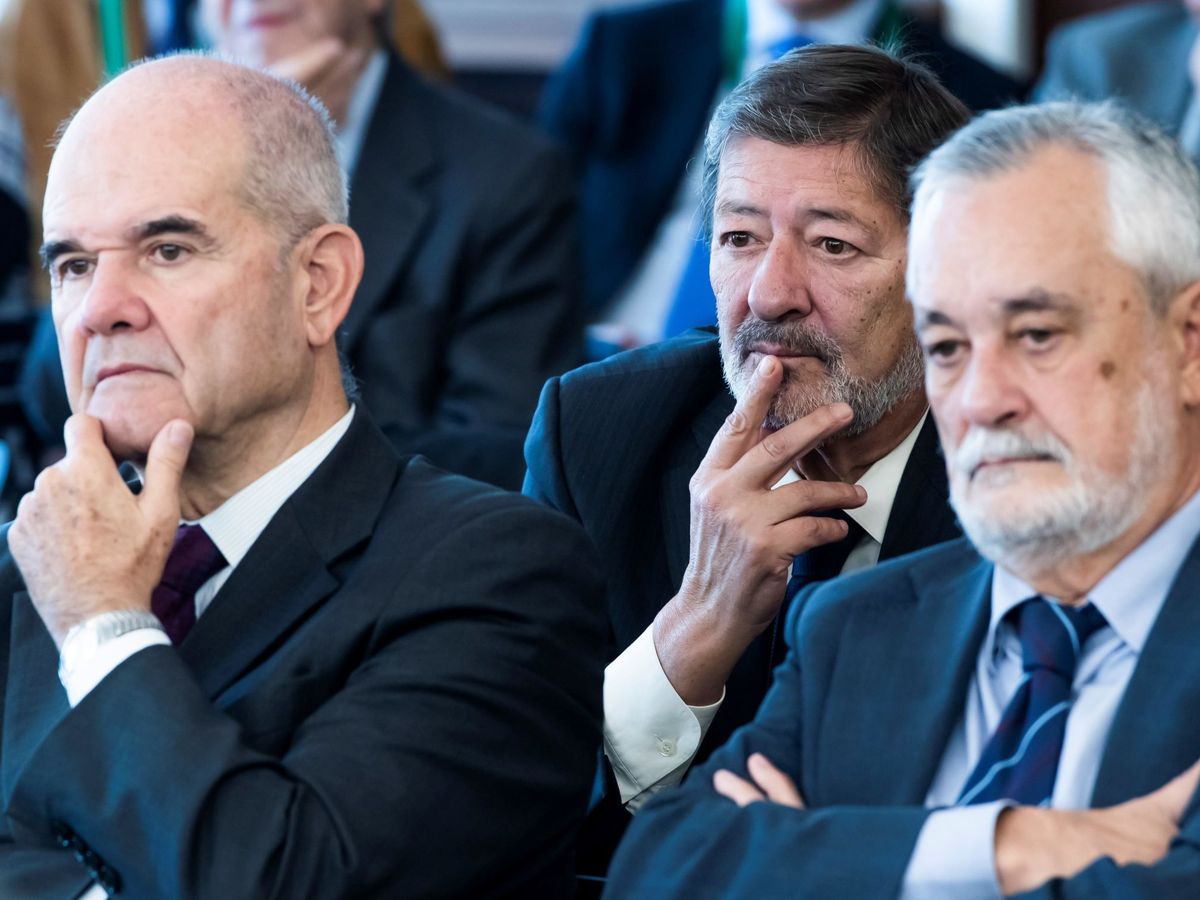 Foto: Los expresidentes andaluces Manuel Chaves (i) y José Antonio Griñán (d), en el banquillo. (EFE/Raúl Caro)