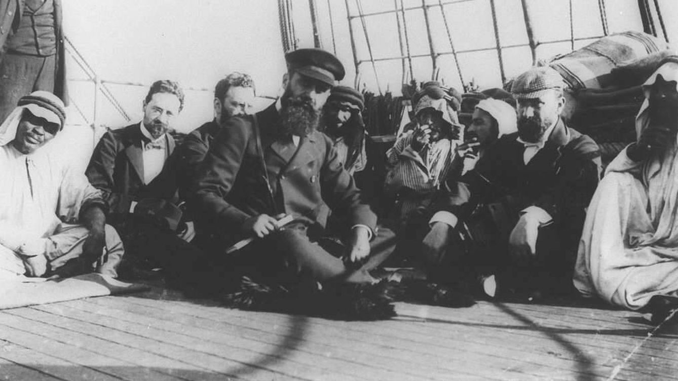 Foto: Theodor Herlz (primer plano), en un barco hacia Israel en 1898. (Photography Dept. Goverment Press Office) 