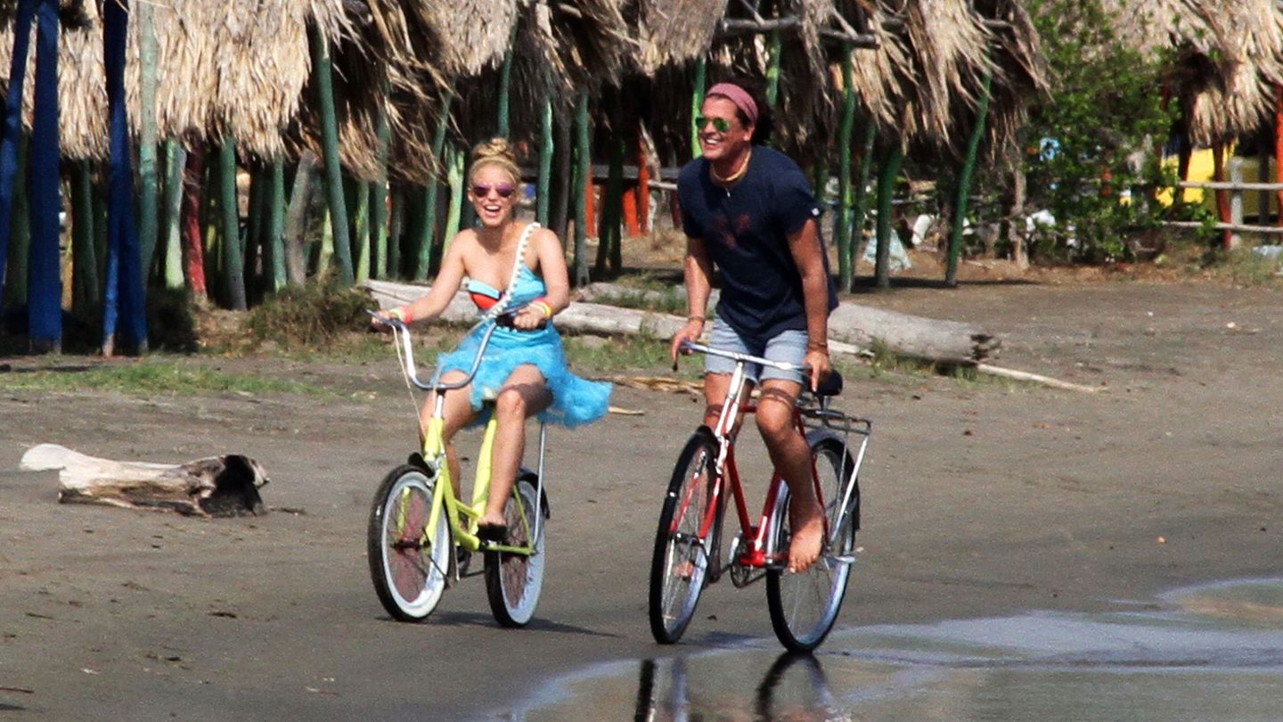 Shakira y Carlos Vives graban el vídeo de 'La bicicleta', en Barranquilla. (EFE)