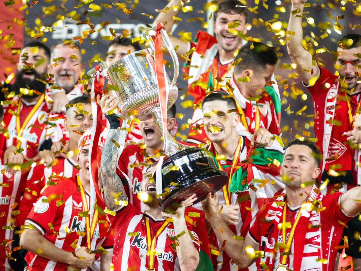 Foto: El equipo celebrando por todo lo alto en el estadio de La Cartuja (EuropaPress) 