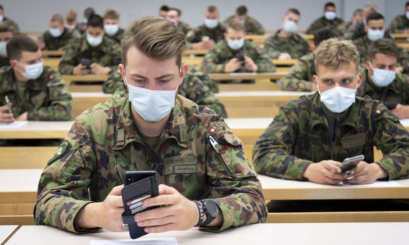 Soldados del ejército suizo prueban la aplicación desarrollada por el Gobierno para el rastreo de contactos. (Reuters)