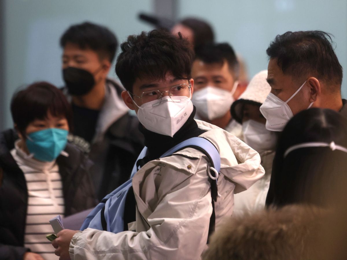 Foto: Viajeros procedentes de China esperan para hacerse un test en el aeropuerto de Milán. (EFE/EPA/Matteo Bazzi)