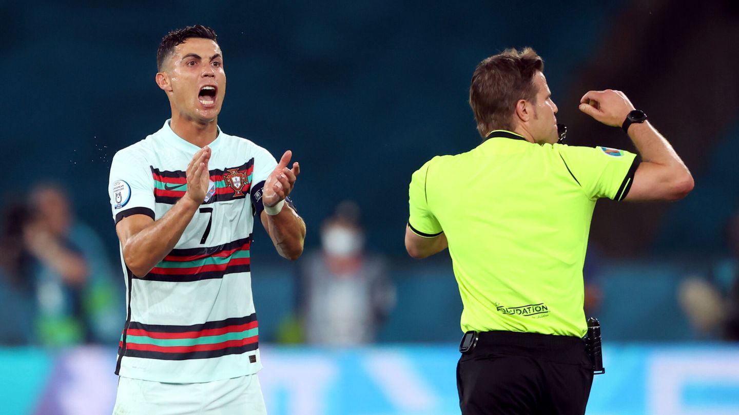 Cristiano Ronaldo protesta una falta al árbitro. (Reuters)