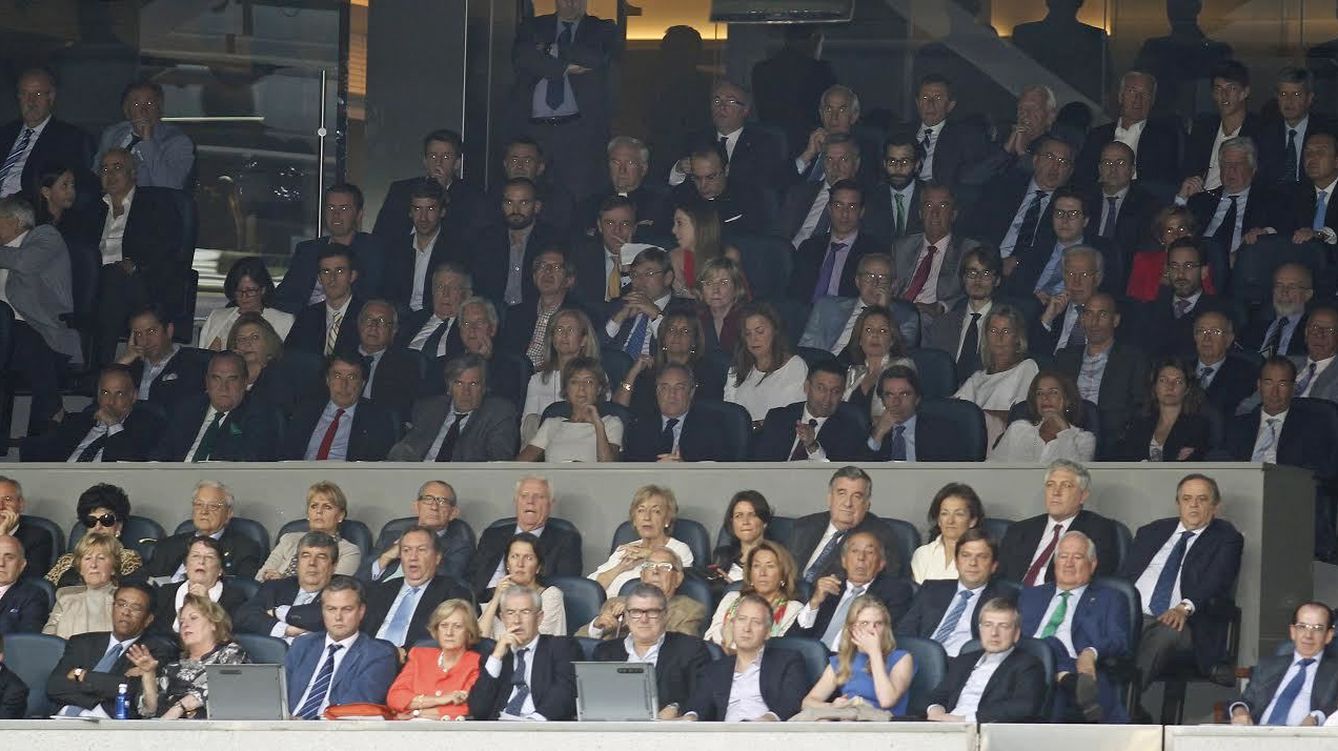 Foto: Luis Blasco, a la derecha de la imagen, en la fila de abajo a la de Florentino en el palco del Bernabéu