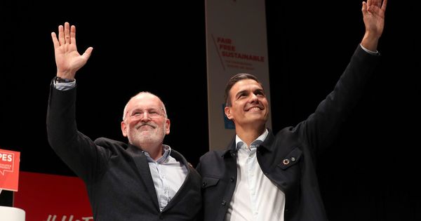 Foto: El candidato socialista europeo, Frans Timmermans, junto al presidente del Gobierno español. (EFE)
