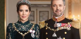 Post de Mary de Dinamarca estrena la tiara de esmeraldas reservada a las reinas y un vestido de terciopelo para su primera foto oficial