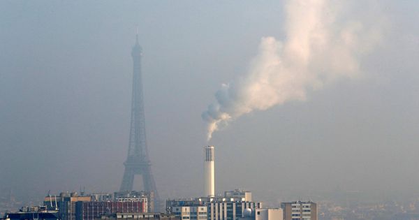 Foto: Una imagen de París con la Torre Eiffel en un día con altos niveles de contaminación. (Reuters)