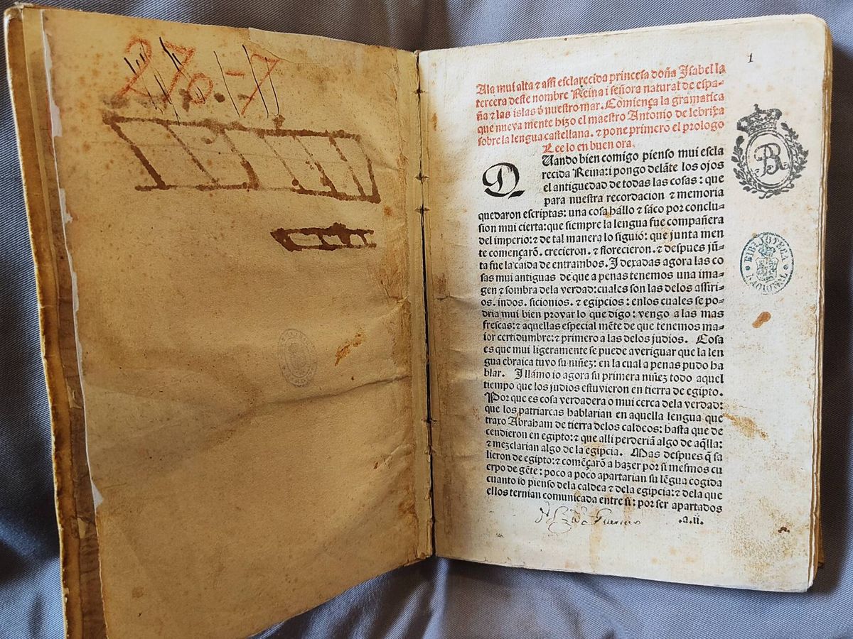 Foto: Ejemplar de la Gramática de Nebrija de 1492 conservado en la BNE