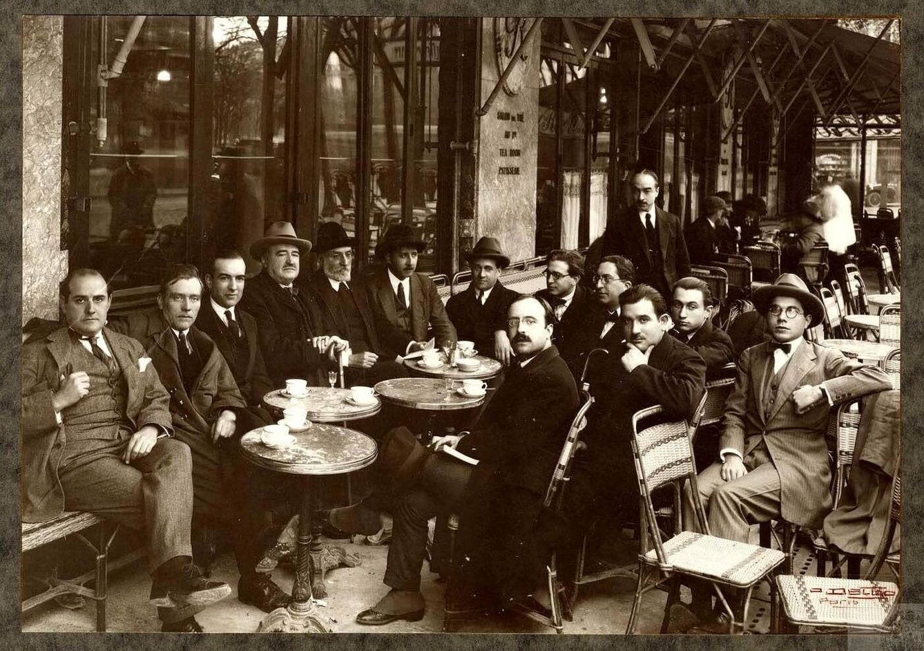 Blasco y Unamuno junto a intelectuales exiliados en París, en 1924. (Cedida)
