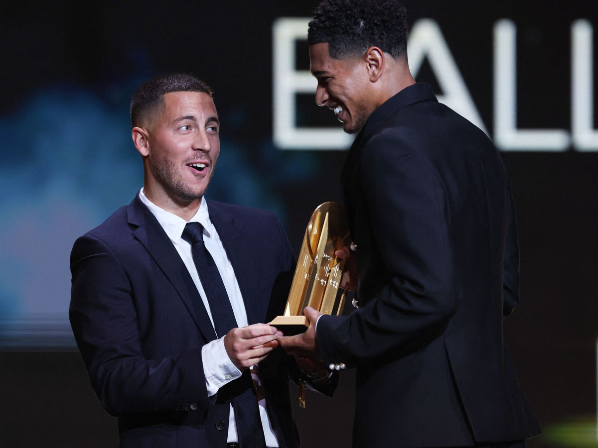 Foto: Hazard le entregó el trofeo. (Reuters/Stephanie Lecoq)