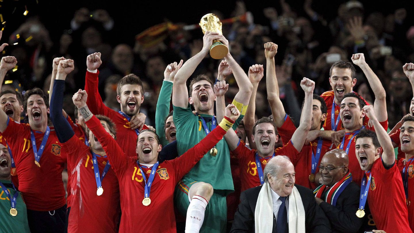 Iker Casillas levanta la Copa del Mundo ganada por España en 2010 en Sudáfrica. (Reuters)