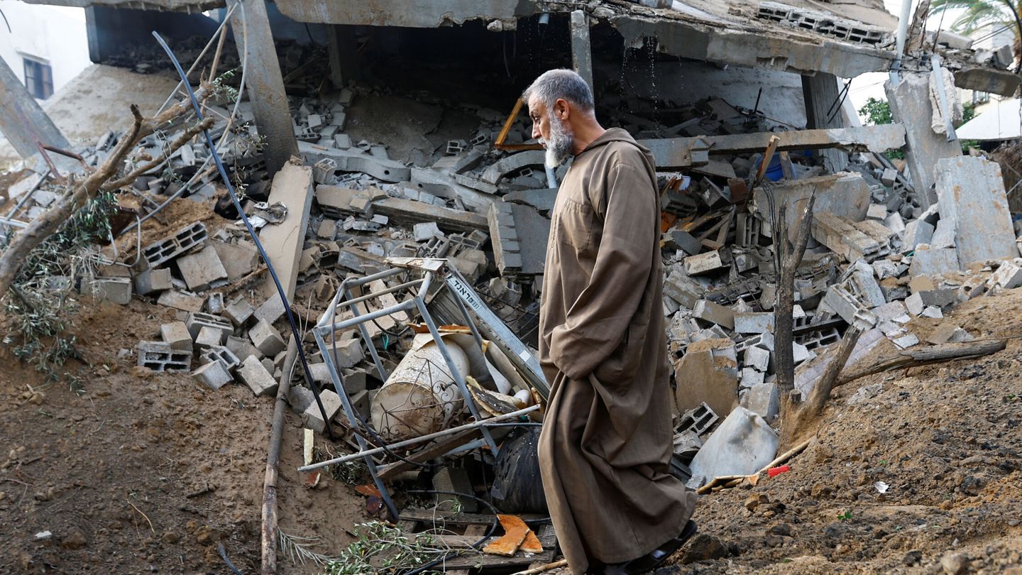 Un edificio derruido tras los últimos bombardeos en la Franja de Gaza. (Reuters/Ibraheem Abu Mustafa)