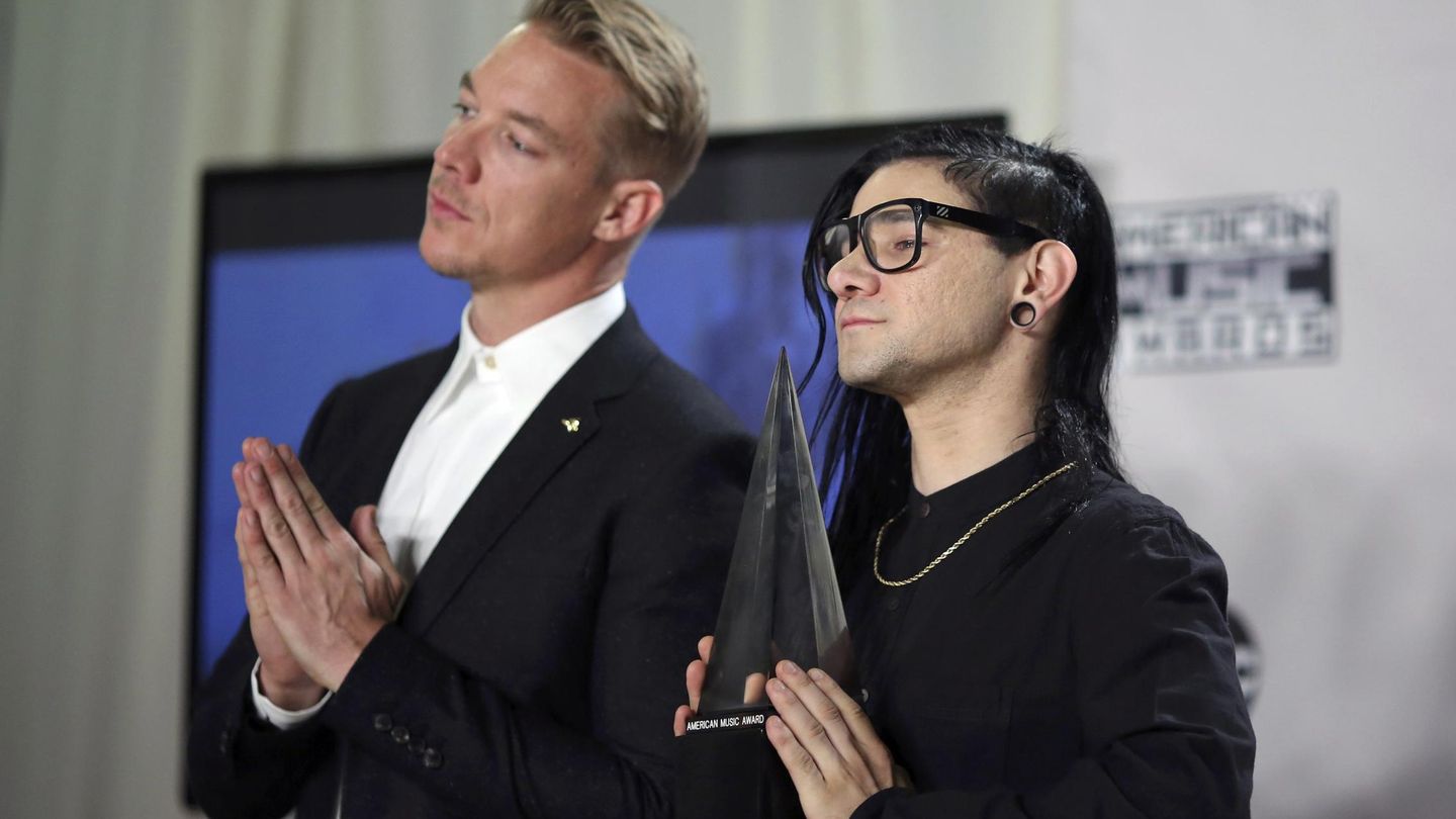 DJ  Diplo y Skillrex en los American Music Awards de 2015. (Reuters)
