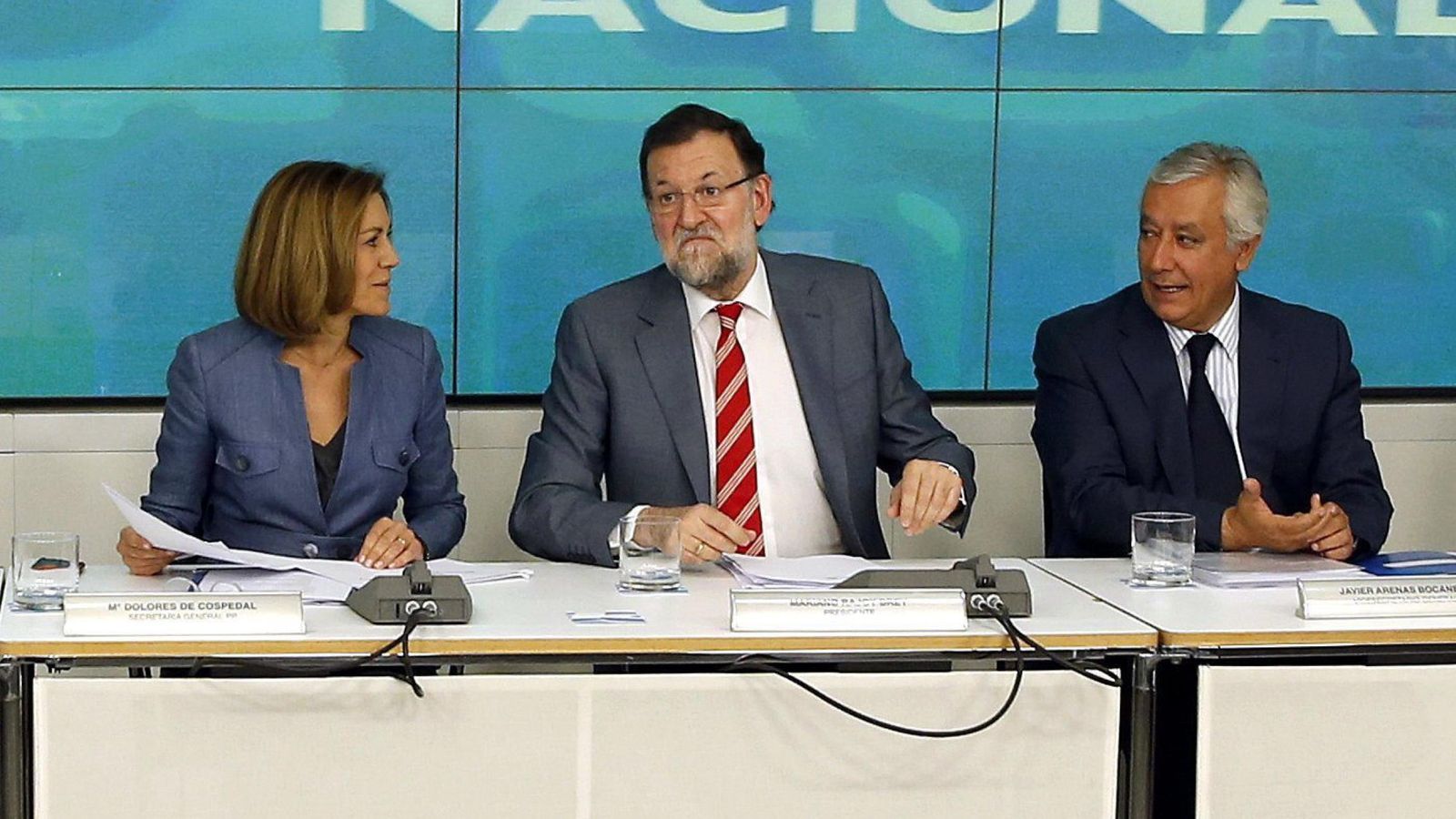 Foto:  El presidente del Gobierno y del PP, Mariano Rajoy (c), junto a la secretaria general, María Dolores de Cospedal (i), y el vicesecretario de Política Territorial, Javier Arenas. (EFE)