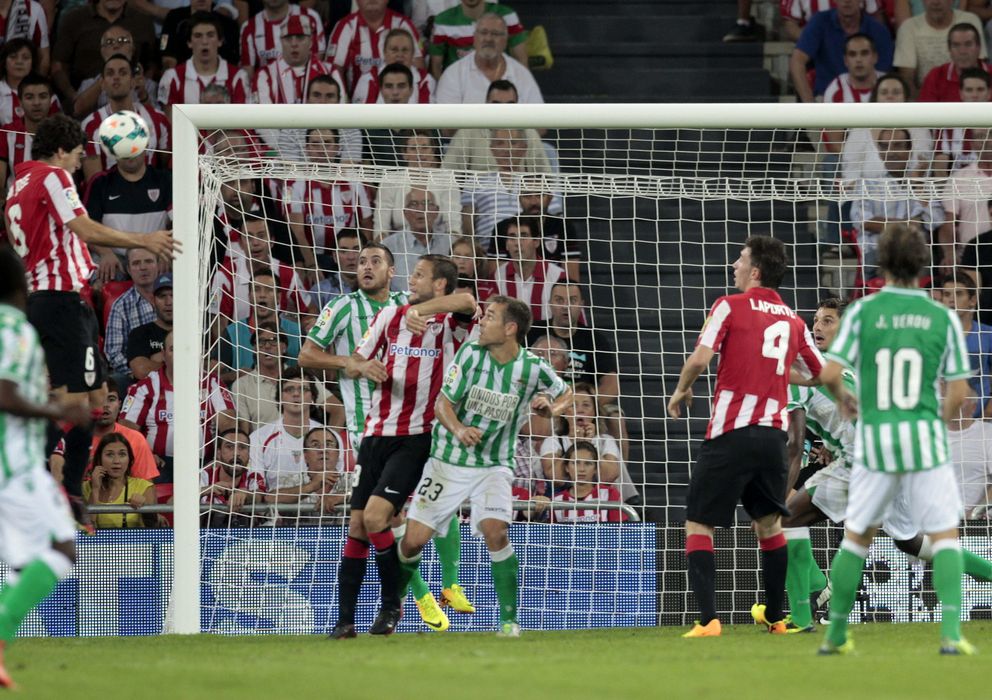 Foto: Momento en el que San José remata a la red el balón que supuso la victoria vasca.