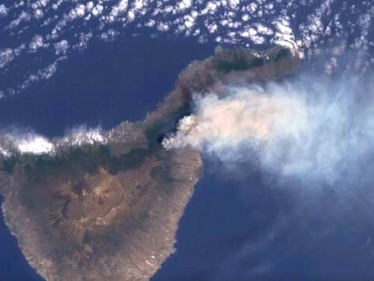 Foto: Se aprecia una densa columna de humo que cubre parte de la zona norte de la isla. (Twitter)