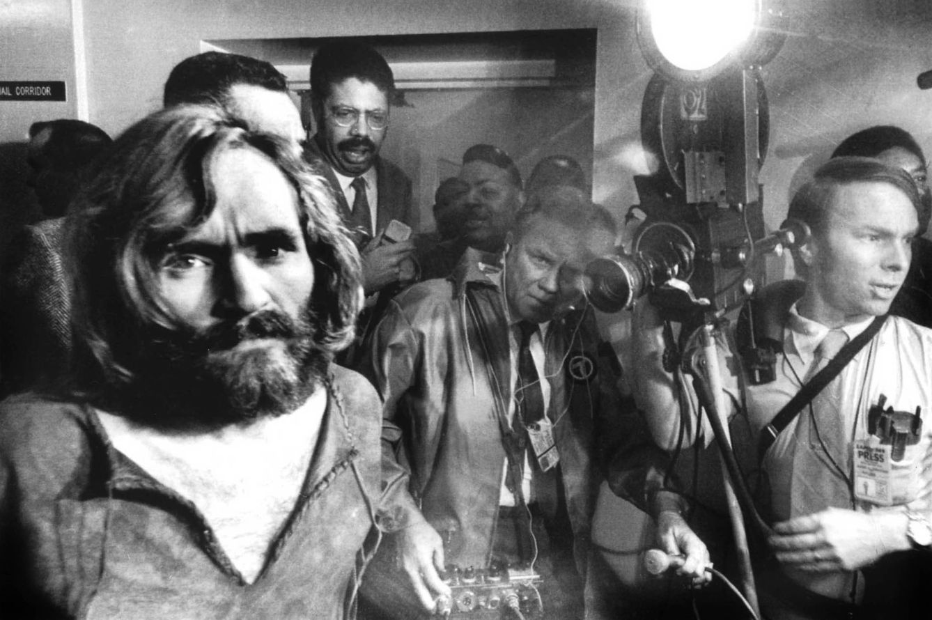 Imagen de Manson a su llegada al tribunal durante el juicio por el asesinato de Sharon Tate ,en 1971. (Efe)