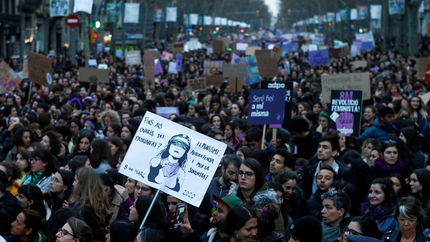 Participantes en la manifestación celebrada hoy en Barcelona convocadas por los colectivos feministas. (EFE)