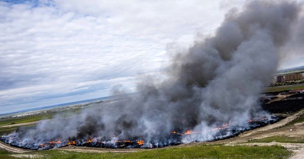 Foto: Vista del incendio de neumáticos en Seseña (Toledo). (EFE)