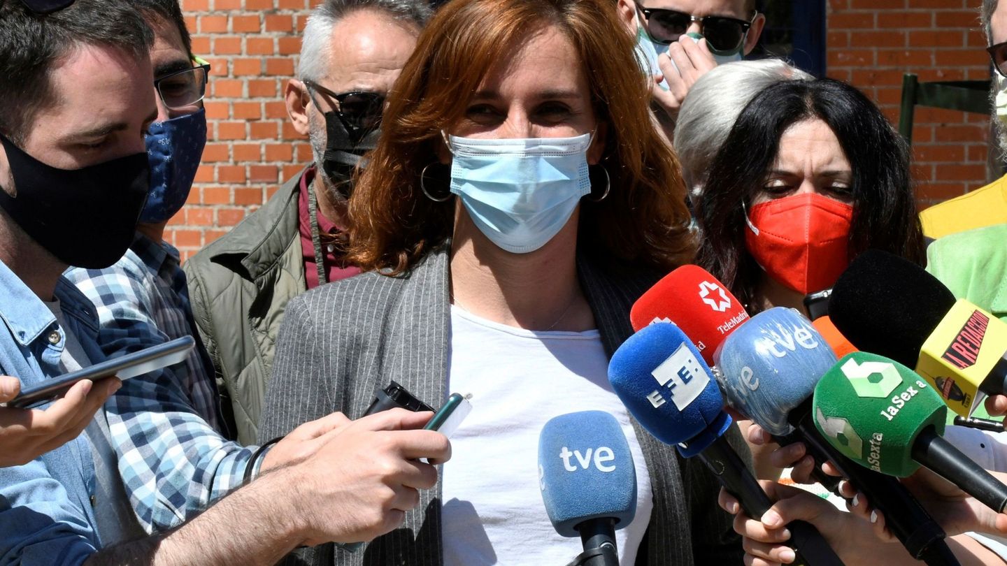 Mónica García se dirige a los medios de comunicación antes de su encuentro con militantes en la Plaza de la Asociación en Orcasita. (EFE)
