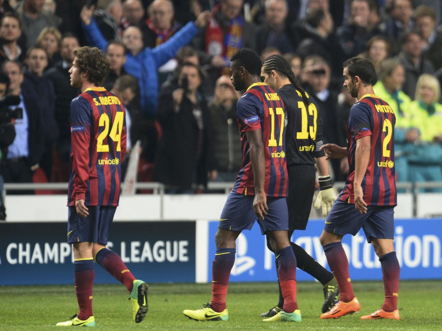 Los jugadores del Barcelona tras el partido (Reuters).