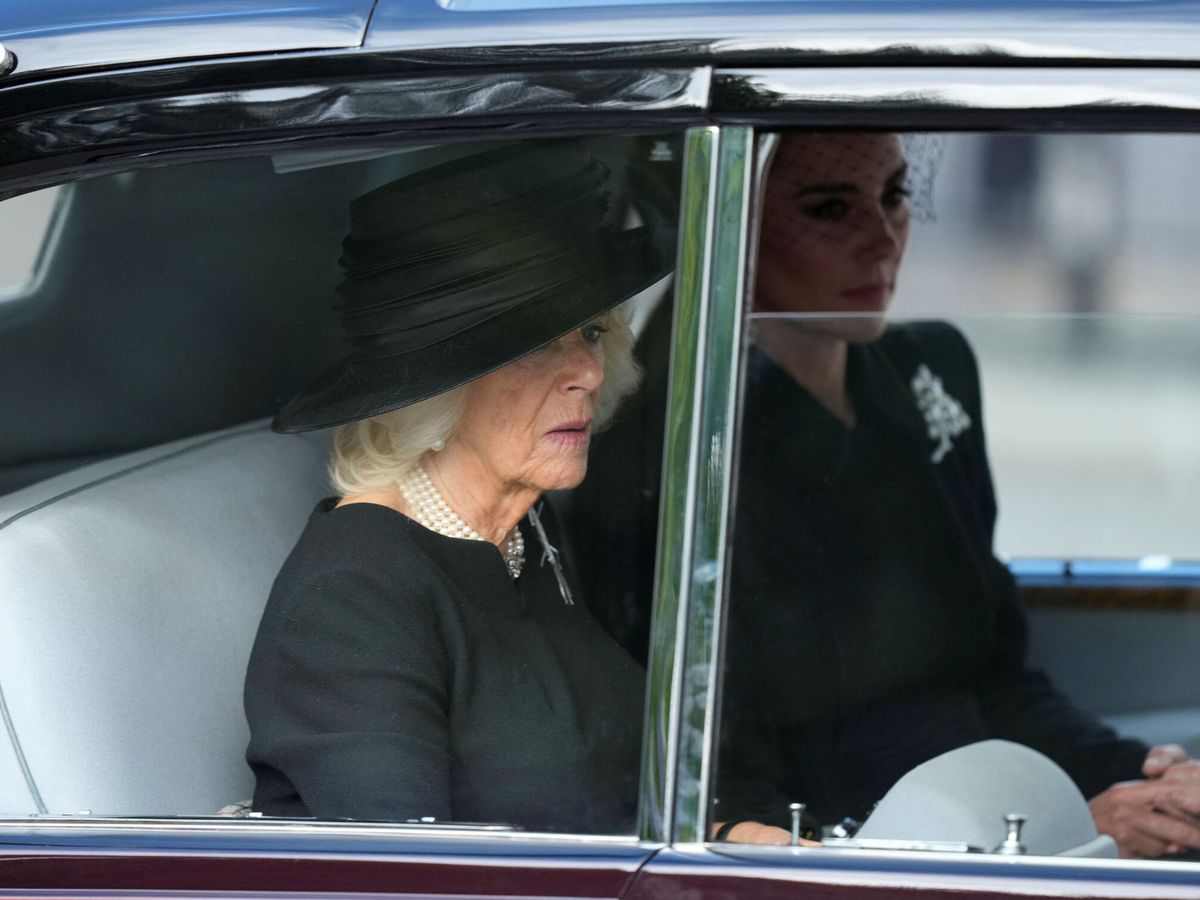 Foto: La reina consorte Camilla junto a Kate, la princesa de Gales. (Reuters)
